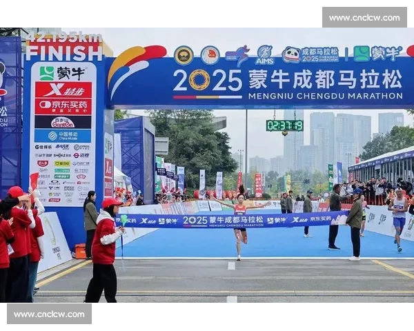 管油胜 21628 卫冕成马！冲线趴地藏着 12 年坚守