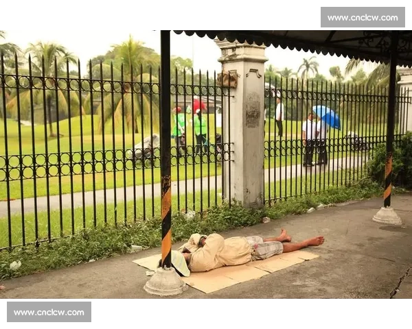 科隆防线遭重创！许伯斯战多特膝伤缺阵半年